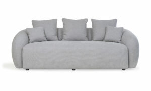 Vista frontal del Sofá Demand de la marca Aristas. Un diseño moderno y elegante que presenta un espaldar curvo con cojines acolchados y un acabado suave de tono neutro.