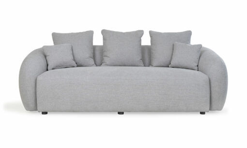 Vista frontal del Sofá Demand de la marca Aristas. Un diseño moderno y elegante que presenta un espaldar curvo con cojines acolchados y un acabado suave de tono neutro.
