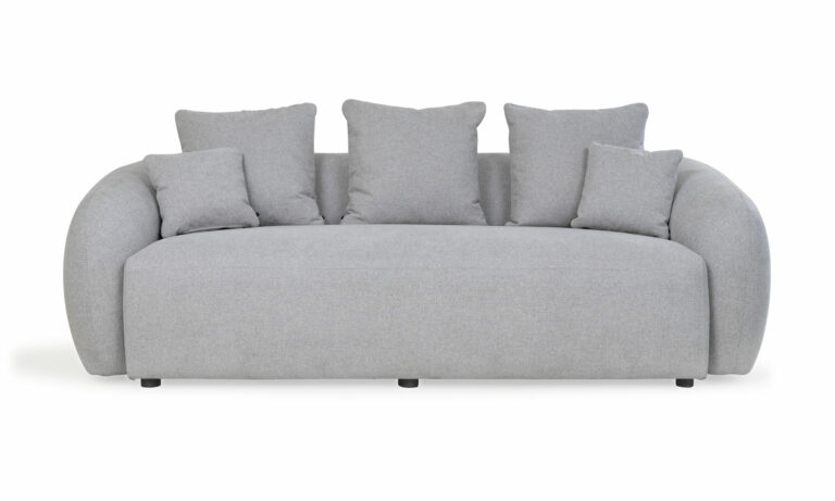 Vista frontal del Sofá Demand de la marca Aristas. Un diseño moderno y elegante que presenta un espaldar curvo con cojines acolchados y un acabado suave de tono neutro.