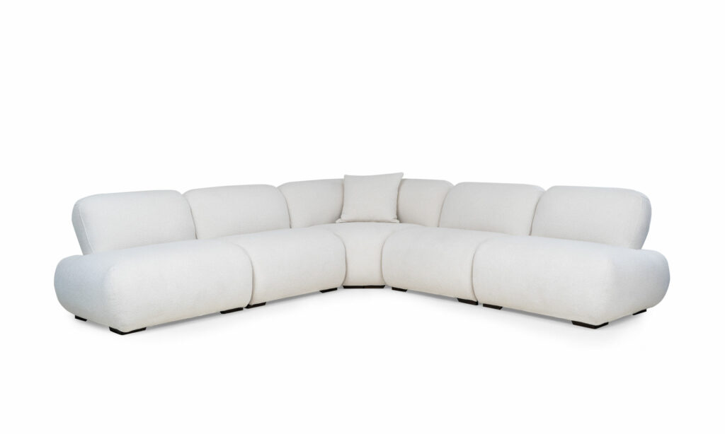 Sala en L Modular Emma Esquinero de la marca Aristas vista diagonal. El diseño presenta una configuración en forma de "L", con asientos amplios y acolchados en el color de tela Boucle Blanco.
