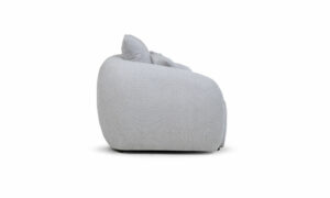 Vista lateral del Sofá Demand de la marca Aristas. Un diseño moderno y minimalista de líneas curvas, con un asiento amplio y cojines acolchados.