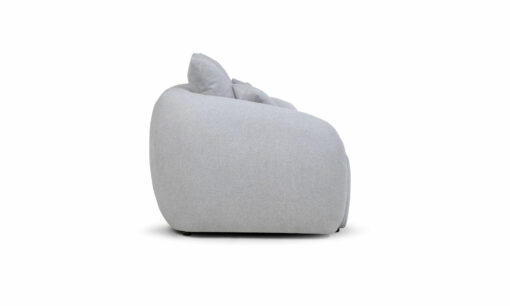 Vista lateral del Sofá Demand de la marca Aristas. Un diseño moderno y minimalista de líneas curvas, con un asiento amplio y cojines acolchados.