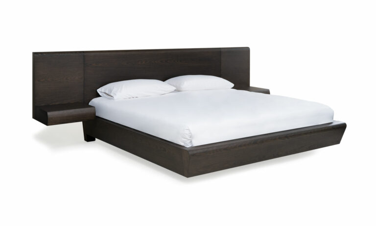 Cama Nebraska con nocheros de la marca Aristas, vista diagonal. La cama presenta un diseño robusto con una cabecera alta de líneas rectas, en madera color Chocolate. Los nocheros a juego están integrados y ofrecen superficies lisas y discretas.