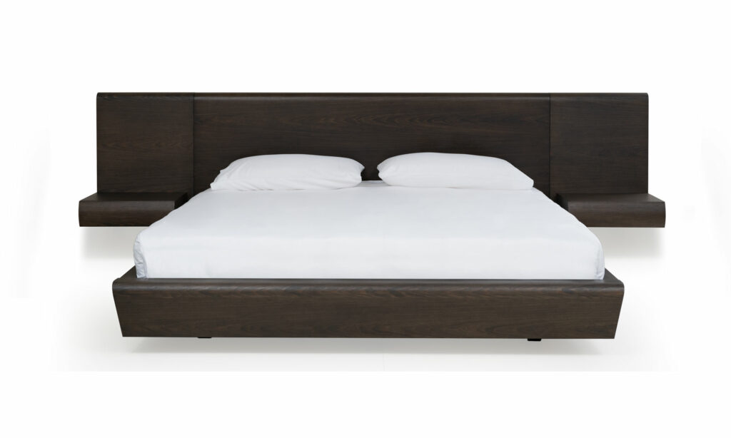 Cama Nebraska con nocheros de la marca Aristas, vista frontal. La cama presenta un diseño robusto con una cabecera alta y amplia de líneas rectas, en madera color Chocolate. Los nocheros a juego están integrados y complementan el conjunto.