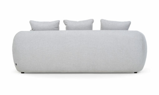 Vista posterior del Sofá Demand de la marca Aristas. Un diseño moderno y minimalista de líneas limpias, cojines acolchados y un tapizado en tela de tono neutro.