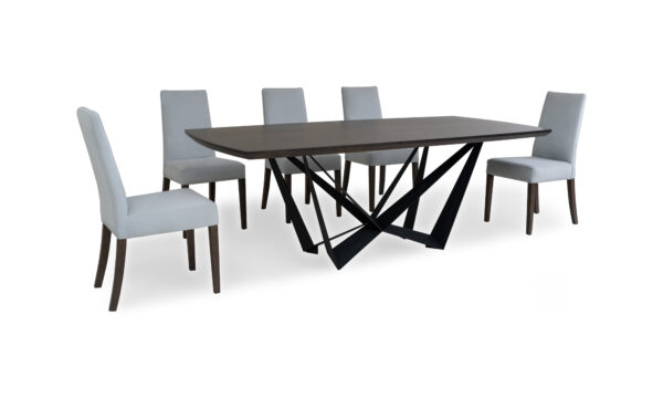 Vista diagonal de la Mesa Comedor Versalles con 8 sillas Matiz de la marca Aristas. La mesa tiene un diseño rectangular en madera color Chocolate y las sillas Matiz aportan estilo contemporáneo con sus líneas limpias y respaldo ligeramente inclinado en el color de tela Derza Plata.