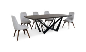 Vista frontal de la Mesa Comedor Versalles con 8 sillas Vela de la marca Aristas. Un diseño rectangular clásico en madera color Ceniza, con las Sillas Vela de respaldo alto y líneas limpias en el color de tela Derza Plata.