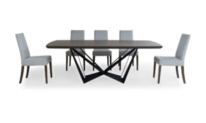 Vista frontal de la Mesa Comedor Versalles con 8 sillas Matiz de la marca Aristas. La mesa destaca por su diseño rectangular en madera color chocolate, y las sillas Matiz, con un diseño contemporáneo de líneas limpias y respaldo ligeramente inclinado.