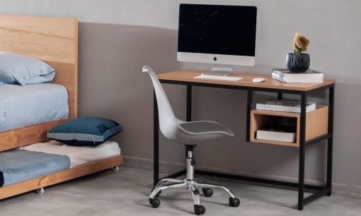 Escritorio Trial de la marca Aristas, visto en perspectiva diagonal. Un diseño minimalista en roble europeo, que presenta una superficie rectangular amplia, espacio de almacenamiento integrado y base metálica de color negro.