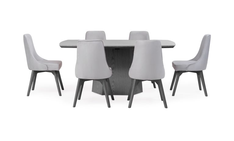 Vista frontal de la Mesa Comedor Milano con 6 sillas Vela de la marca Aristas. La mesa presenta un diseño elegante y moderno en madera color Ceniza, con una superficie rectangular y una base robusta. Mientras que las sillas Vela, tienen un respaldo alto y tapizado en tela suave.