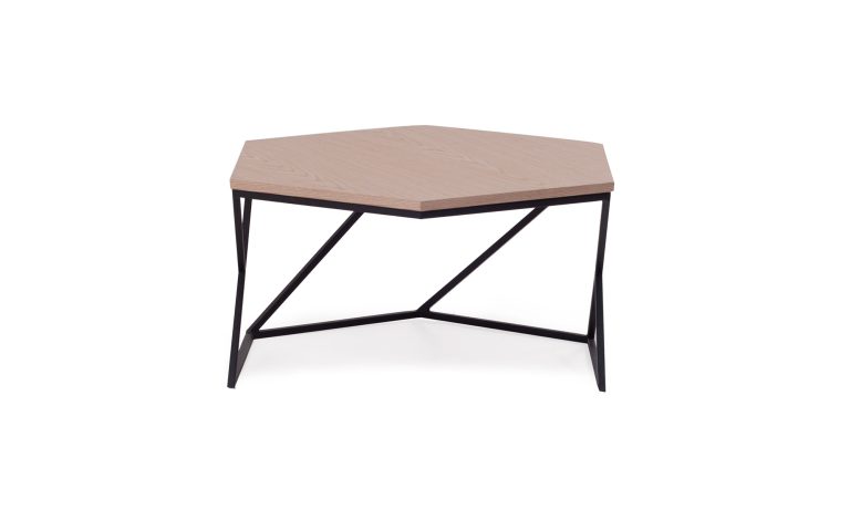 Vista frontal de la Mesa Auxiliar Boston de la marca Aristas. Un diseño moderno y elegante, con una superficie hexagonal en roble europeo, sostenida por una base metálica de líneas asimétricas, que complementan su estilo contemporáneo.