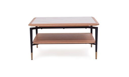 Mesa de Centro Piero de la marca Aristas, vista en perspectiva frontal. Un diseño elegante y moderno que cuenta con superficies cuadradas en madera color Escandinavo y patas estilizadas en metal.