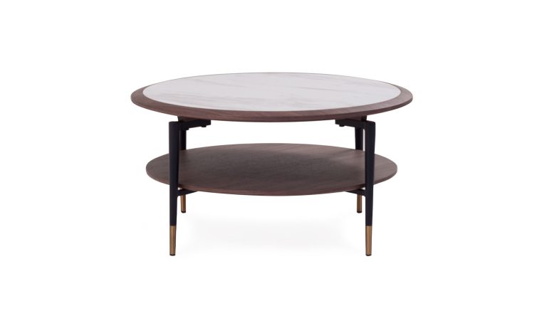 Vista frontal de la Mesa de Centro Redonda Alan de la marca Aristas. Un diseño elegante y clásico que cuenta con una estructura circular en madera y una superficie en cerámica blanca que le da un toque sofisticado.