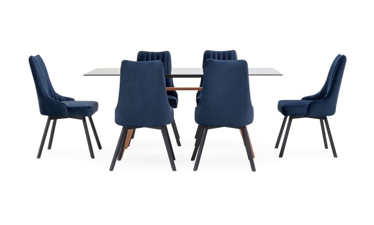Mesa de comedor Atalanta Vidrio con 6 sillas Florencia P/N de la marca Aristas, vista de frente. La mesa presenta una superficie de vidrio transparente, sostenida por patas delgadas en madera. Las sillas Florencia cuentan con respaldos altos y acabado en tela suave.