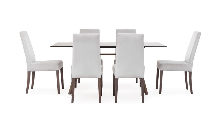 Vista frontal del Juego de comedor Atalanta Vidrio Matiz de la marca Aristas. La mesa presenta una superficie rectangular de vidrio y patas delgadas en madera color Chocolate. Las sillas Matiz, cuentan con respaldos altos y acabados en tela suave, que complementan el conjunto.