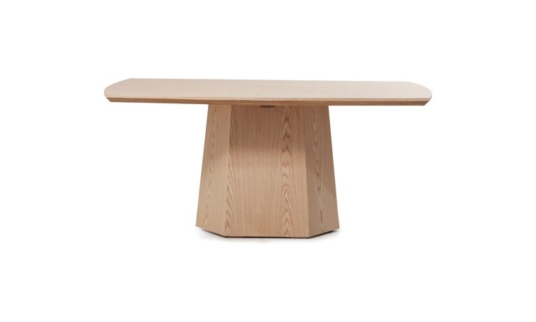 Vista frontal de la Mesa Comedor Milano 6 Puestos de la marca Aristas. Un diseño moderno y sofisticado que presenta una superficie rectangular amplia de líneas limpias, sostenida por una base robusta en madera color Escandinavo.