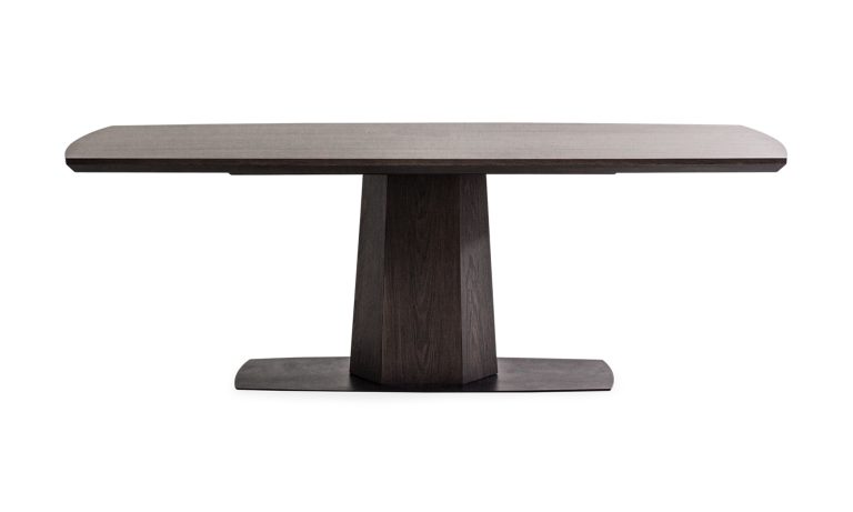 Mesa Comedor Nápoles de 8 puestos de la marca Aristas, vista frontal. La mesa cuenta con una superficie elegante y lisa, sostenida por una base robusta en madera color Chocolate.