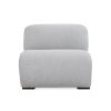Poltrona Emma de la marca Aristas, vista en perspectiva frontal. Destaca por su diseño sofisticado de líneas curvas, con un respaldo y asiento acolchados.