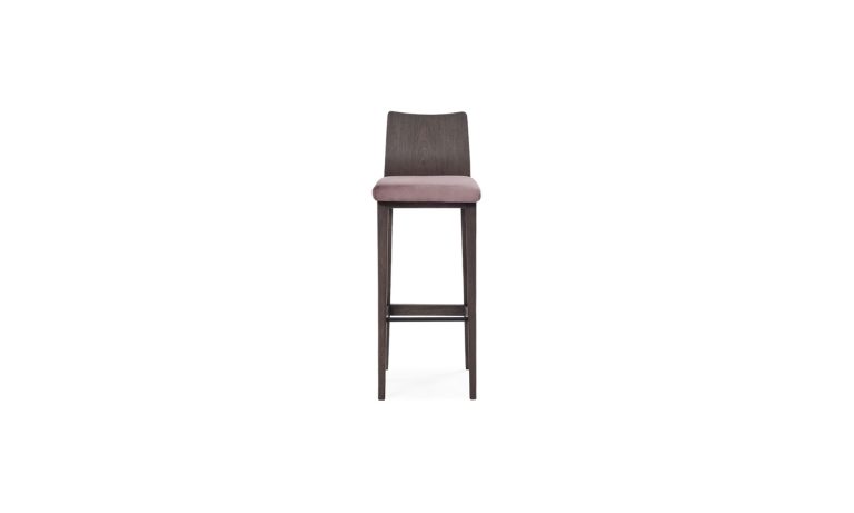 Silla Bar Triangolo de la marca Aristas, vista en perspectiva frontal. Un diseño elegante, que presenta un respaldo bajo en madera color Ceniza y un asiento tapizado en tela suave.