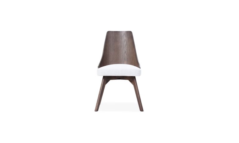 Silla Comedor Emilia de la marca Aristas vista en perspectiva frontal. Un diseño moderno con una estructura en madera color Chocolate y un asiento acolchado y tapizado en tela suave.