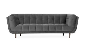 Sofá Cronos de la marca Aristas, visto en perspectiva frontal. Un diseño elegante de líneas limpias, con un acabado en tela suave y patas discretas en madera.