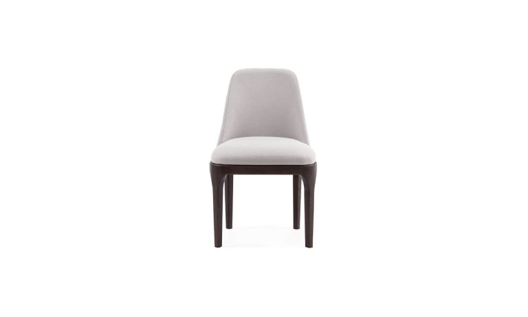 Silla Comedor Lisboa de Aristas vista en perspectiva lateral. Un diseño elegante, con un respaldo alto y patas rectas en madera.