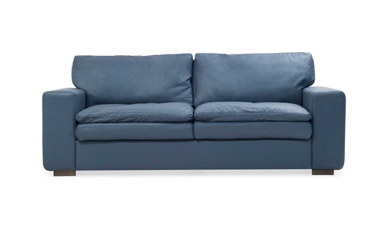 Sofá Mónaco de la marca Aristas visto de frente. Un diseño elegante con cojines acolchados, tapizado en el color de tela Dickens Azul Profundo.