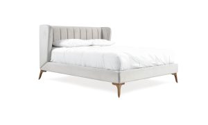 Cama Florencia de la marca Aristas vista en perspectiva diagonal. Un diseño elegante de líneas limpias, con un cabecero alto, un acabado en tela suave y patas delicadas en madera.