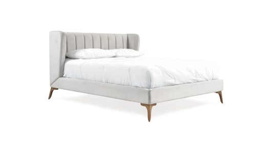 Cama Florencia de la marca Aristas vista en perspectiva diagonal. Un diseño elegante de líneas limpias, con un cabecero alto, un acabado en tela suave y patas delicadas en madera.