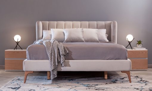 Cama Florencia de la marca Aristas vista en perspectiva frontal. Un diseño elegante de líneas limpias, con un cabecero alto, acabado en tela suave y patas de estilo clásico.