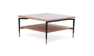 Mesa de Centro Piero de la marca Aristas, vista en perspectiva diagonal. Un diseño elegante y moderno que cuenta con dos superficies cuadradas en madera, patas estilizadas en metal y una tapa amplia en cerámica blanca.