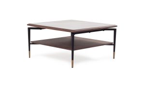 Mesa de Centro Piero de la marca Aristas, vista en perspectiva diagonal. Un diseño elegante que cuenta con una estructura cuadrada de líneas rectas en madera y patas estilizadas en metal.