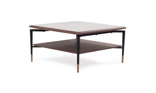 Mesa de Centro Piero de la marca Aristas, vista en perspectiva diagonal. Un diseño elegante que cuenta con una estructura cuadrada de líneas rectas en madera y patas estilizadas en metal.
