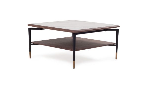 Mesa de Centro Piero de la marca Aristas, vista en perspectiva diagonal. Un diseño elegante que cuenta con una estructura cuadrada de líneas rectas en madera y patas estilizadas en metal.