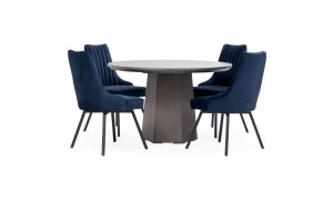 Vista en X de la Mesa Comedor Milano redonda con 4 sillas Florencia de la marca Aristas. La mesa presenta una superficie circular de acabado liso, sostenida por una base central en madera color Ceniza. Las sillas, tienen un diseño elegante en el color de tela Dickens Azul Profundo.