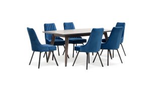 Mesa Comedor Genoa + 6 Sillas Florencia P/N de Aristas, vista en perspectiva diagonal. La mesa destaca por su diseño elegante, con una superficie rectangular y patas anguladas en madera color Ceniza. Las sillas Florencia presentan un respaldo alto de líneas elegantes y tapizado suave en el color de tela Tomasso Azul Profundo.
