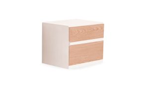 Vista diagonal del Nochero Matiz Mouse de la marca Aristas. Presenta un diseño moderno y elegante con una estructura compacta, líneas limpias y dos cajones en madera.