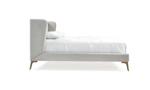 Cama Florencia de la marca Aristas vista en perspectiva lateral. Un diseño elegante, con un cabecero alto y un acabado en tela suave.