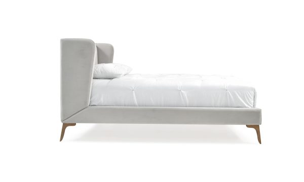 Cama Florencia de la marca Aristas vista en perspectiva lateral. Un diseño elegante, con un cabecero alto y un acabado en tela suave.