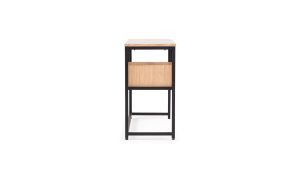 Escritorio Trial de la marca Aristas, visto en perspectiva lateral. Un diseño minimalista y elegante que cuenta con una superficie rectangular amplia en roble europeo, espacio de almacenamiento integrado y base en metal.