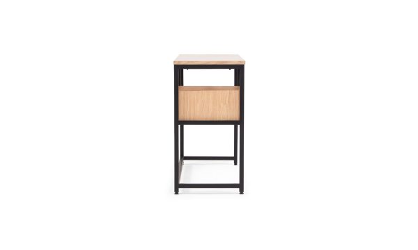 Escritorio Trial de la marca Aristas, visto en perspectiva lateral. Un diseño minimalista y elegante que cuenta con una superficie rectangular amplia en roble europeo, espacio de almacenamiento integrado y base en metal.