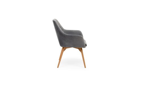 Vista lateral de la Silla Comedor Odense de Aristas. Un diseño moderno de líneas elegantes, con un respaldo alto, ligeramente curvado, y patas delgadas en madera.