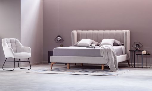 Cama Florencia de la marca Aristas vista en perspectiva diagonal. Un diseño elegante que destaca por su cabecero alto y acolchado de líneas limpias.
