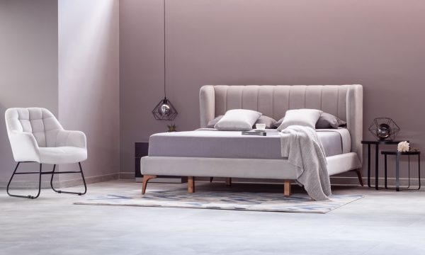Cama Florencia de la marca Aristas vista en perspectiva diagonal. Un diseño elegante que destaca por su cabecero alto y acolchado de líneas limpias.