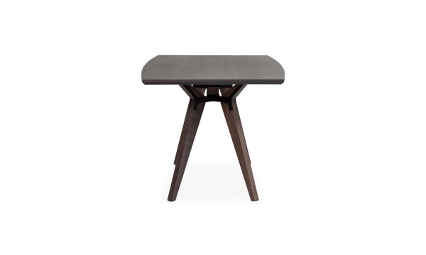 Vista lateral de la Mesa Comedor Atalanta madera 6 puestos de la marca Aristas. Un diseño elegante y moderno que destaca por su estructura robusta y patas estilizadas en madera color Ceniza.