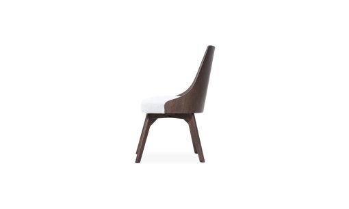 Silla Comedor Emilia de la marca Aristas vista en perspectiva lateral. Presenta un diseño moderno con una estructura en madera color Chocolate, un asiento acolchado y patas rectas, anguladas.