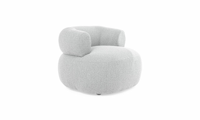 Vista diagonal de la Poltrona Estambul de la marca Aristas. Un diseño moderno y elegante de líneas curvas con un asiento acolchado y respaldo bajo.