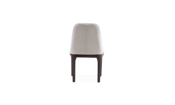 Silla Comedor Lisboa de Aristas vista en perspectiva posterior. Un diseño contemporáneo y elegante de líneas curvas, que combina un respaldo tapizado en tela de color neutro y patas rectas en madera color Chocolate.