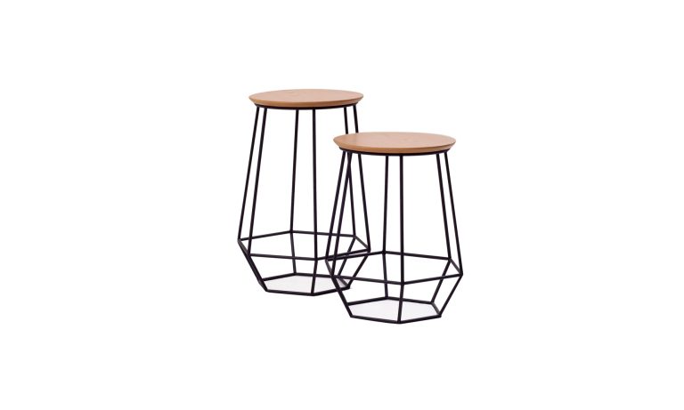 Vista diagonal del Juego de Mesas Auxiliares Hexa X2 de la marca Aristas. Un diseño moderno y elegante que presenta una superficie circular en madera color Escandinavo y una base geométrica metálica.