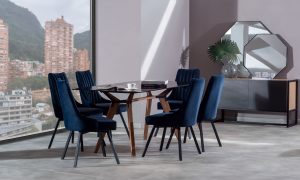 Silla Comedor Florencia P/N de Aristas vista en perspectiva diagonal. Un diseño elegante y clásico, con un asiento y respaldo acolchados en el color de tela Dickens Azul Profundo.